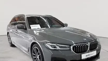 Gebraucht BMW 530e M Sport 184 PS (135 kW) 2022 Berninagrau bernsteineffekt metallic Kombi