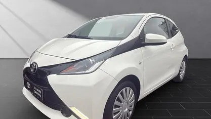 Weiß Gebraucht 2016 Toyota Aygo X-play Kleinwagen | 6.950 € (Guter Preis)