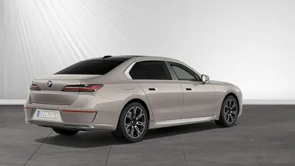 Gebraucht BMW 750e Sport Line 489 PS (359 kW) 2025 Oxidgrau metallic Limousine