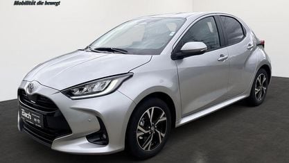 Gebraucht Toyota Yaris Hybrid Comfort 117 PS (86 kW) 2025 Shimmering silver Kleinwagen
