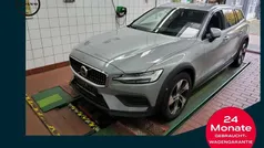 Grau Gebraucht 2023 Volvo V60 CC Plus Kombi | 36.850 € (Guter Preis)