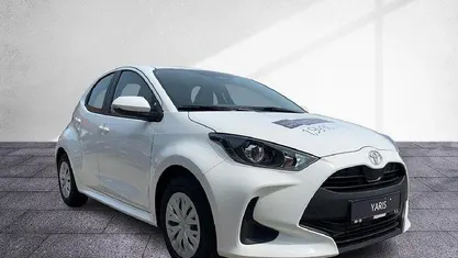 Super white 2 Gebraucht 2021 Toyota Yaris Hybrid Business Edition Limousine | 24.860 €
