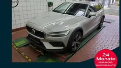Silber Gebraucht 2024 Volvo V60 CC Plus Kombi | 41.990 € (Fairer Preis)