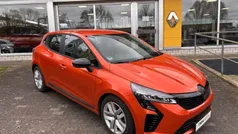 Valencia orange Gebraucht 2024 Renault Clio V Evolution Limousine | 17.990 € (Fairer Preis)