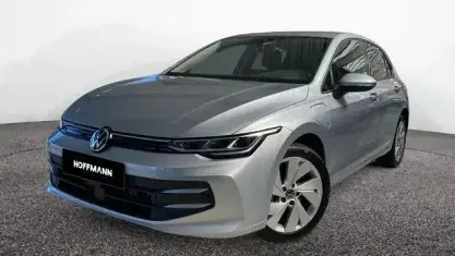 Gebraucht VW Golf VIII Life 204 PS (150 kW) 2025 Oyster silver metallic Limousine