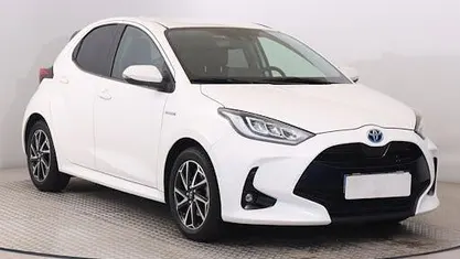 Super white 2 Gebraucht 2021 Toyota Yaris Hybrid Style Limousine | 18.290 € (Fairer Preis)