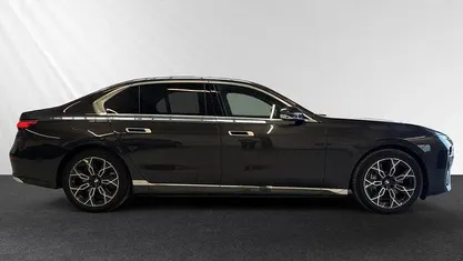 Begagnad BMW 750e Comfort Edition 489 HK (359 kW) 2024 Grå Sedan