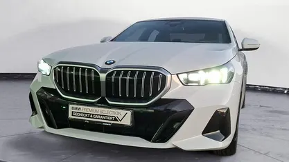 Weiß Gebraucht 2024 BMW 520 M Sport Limousine | 48.720 € (Fairer Preis)