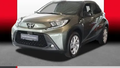 Gebraucht Toyota Aygo X Basis 72 PS (52 kW) 2022 Cardamon green metallic/ night sky black SUV