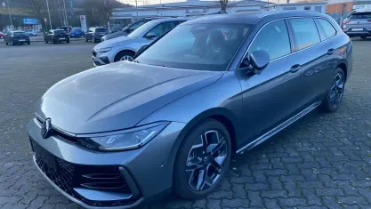 Neu VW Passat R-line 150 PS (110 kW) 2025 Diabasgrau metallic Kombi