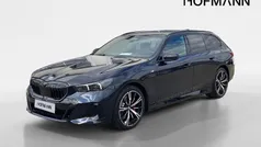 Carbonschwarz metallic Neu 2025 BMW 520 M Sport Kombi | 64.745 € (Fairer Preis)