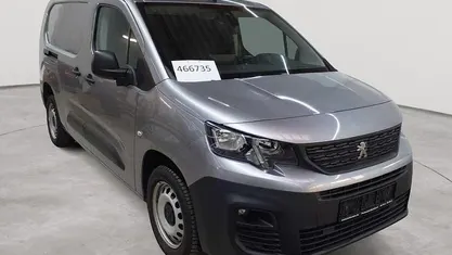 Gebraucht Peugeot Partner Premium 130 PS (95 kW) 2021 Platinium grau metallic Van / Kleinbus