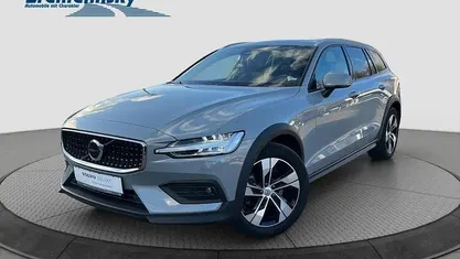 Vapour grey (grau) Gebraucht 2023 Volvo V60 CC Plus Kombi | 39.460 € (Fairer Preis)