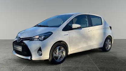 Weiß Gebraucht 2016 Toyota Yaris Hybrid Edition-S Limousine | 13.980 € (Etwas zu teuer)