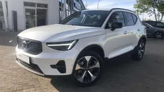 Crystal white / metallic Gebraucht 2025 Volvo XC40 Plus SUV | 41.740 € (Fairer Preis)