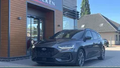 Grau Gebraucht 2024 Ford Focus ST-Line Limousine | 19.950 € (Guter Preis)