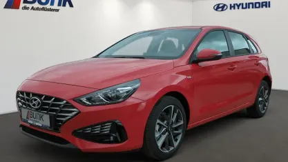 Gebraucht Hyundai i30 Trend 120 PS (88 kW) 2024 Engine red Limousine