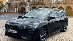 Obsidianschwarz metallic Gebraucht 2025 Ford Focus ST-Line Kombi | 25.490 € (Guter Preis)