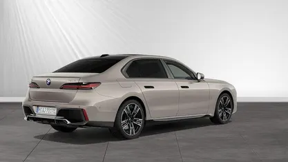 Gebraucht BMW 750e M Sport 489 PS (359 kW) 2024 Oxidgrau metallic Limousine