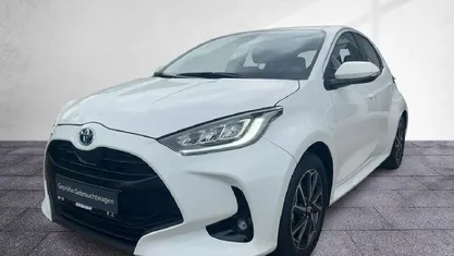 Gebraucht Toyota Yaris Hybrid Team 116 PS (85 kW) 2023 Super white 2 Limousine