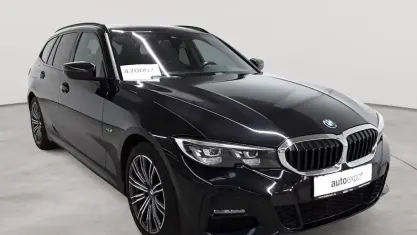 Gebraucht BMW 320e M Sport 163 PS (119 kW) 2022 Saphirschwarz metallic Kombi
