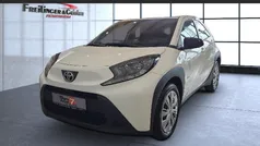 Schneeweiß Gebraucht 2024 Toyota Aygo Business Edition Kleinwagen | 16.990 € (Fairer Preis)