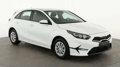 Deluxeweiß metallic Neu 2025 Kia Ceed Limousine | 23.045 € (Superpreis)