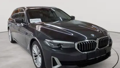 Gebraucht BMW 530 Luxury Line 286 PS (210 kW) 2023 Sophistograu brillanteffekt metallic Kombi