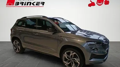 Graphitegrau metallic Neu 2025 Skoda Karoq SportLine SUV | 37.640 € (Fairer Preis)