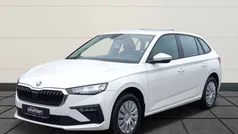 Weiß (candy weiss (weiß)) Gebraucht 2024 Skoda Scala Essence Kleinwagen | 20.450 € (Fairer Preis)