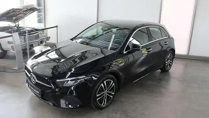 Gebraucht Mercedes A200 Progressive 163 PS (119 kW) 2023 Schwarz Limousine