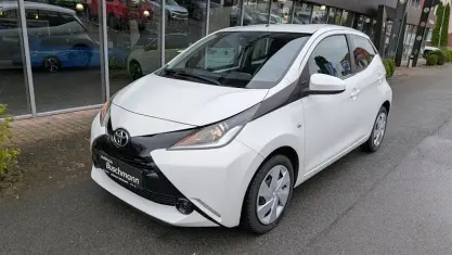 Gebraucht Toyota Aygo X-play 69 PS (50 kW) 2018 Weiß Kleinwagen