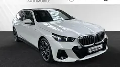 Mineralweiss metallic Gebraucht 2024 BMW 520 M Sport Kombi | 52.990 € (Superpreis)