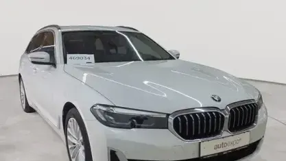 Gebraucht BMW 520 Luxury Line 184 PS (135 kW) 2023 Mineralweiß metallic Kombi