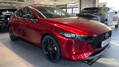 Neu Mazda 3 Homura-Line 140 PS (102 kW) 2026 Soul red crystal (rot) Limousine