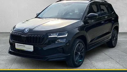 Farbe schwarzmagic perleffek Gebraucht 2024 Skoda Karoq SportLine SUV | 30.390 € (Fairer Preis)