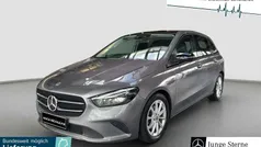 Grau Gebraucht 2021 Mercedes B200 Van / Kleinbus | 27.680 € (Fairer Preis)