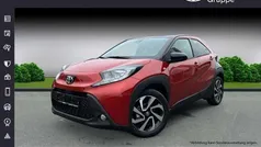 Chilli red / schwarz Gebraucht 2025 Toyota Aygo Team Kleinwagen | 17.990 € (Fairer Preis)