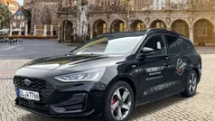 Obsidianschwarz metallic Gebraucht 2023 Ford Focus ST-Line Limousine | 26.499 € (Fairer Preis)