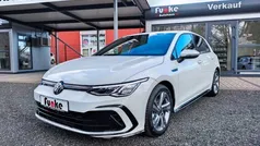 Pure white Gebraucht 2023 VW Golf VIII R-line Limousine | 28.490 € (Fairer Preis)