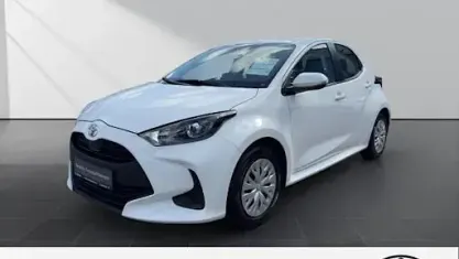 Gebraucht Toyota Yaris Comfort 72 PS (52 kW) 2022 Pure) white ii (weiss Kleinwagen