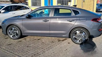 Grau Gebraucht 2024 Hyundai i30 Style Limousine | 21.999 € (Superpreis)