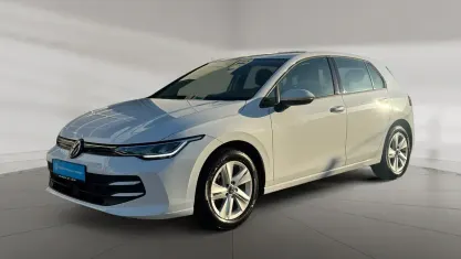 Używany VW Golf VIII Life 116 KM (85 kW) 2024 Biały Sedan/Limuzyna