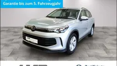 F0 oyster silver metallic Gebraucht 2024 VW Tiguan Basis SUV | 34.370 € (Fairer Preis)