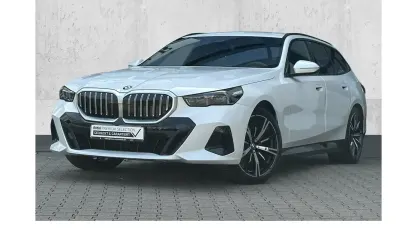 Gebraucht BMW 520 M Sport 197 PS (144 kW) 2025 Mineralweiß Kombi