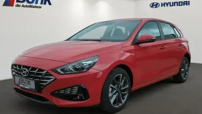 Gebraucht Hyundai i30 Trend 120 PS (88 kW) 2024 Engine red Limousine