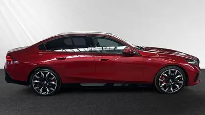 Second-hand BMW 550e M Sport 489 CP (359 kW) 2025 Roșu Berlinǎ