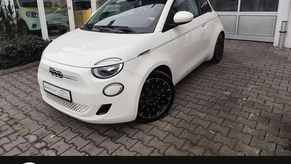 Weiß (arktis weiß) Gebraucht 2023 Fiat 500e Icon Limousine | 20.950 €