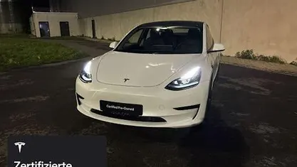 Weiß Gebraucht 2021 Tesla Model 3 Standard Range Limousine | 26.600 € (Fairer Preis)