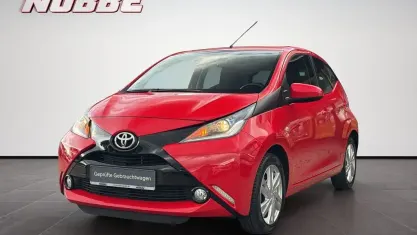 Gebraucht Toyota Aygo X-play 69 PS (50 kW) 2016 Vulcanorot Kleinwagen